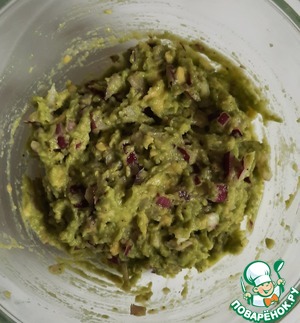 Нежное филе лосося с топпингом из авокадо Нежное филе лосося с топпингом из авокадо