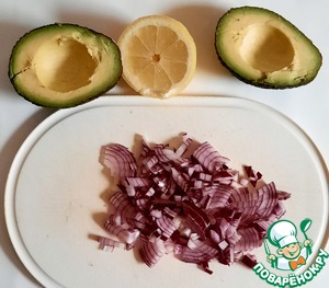 Нежное филе лосося с топпингом из авокадо Нежное филе лосося с топпингом из авокадо