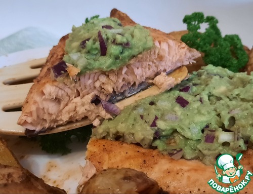 Нежное филе лосося с топпингом из авокадо Нежное филе лосося с топпингом из авокадо