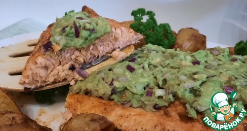 Нежное филе лосося с топпингом из авокадо Нежное филе лосося с топпингом из авокадо