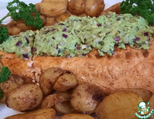 Нежное филе лосося с топпингом из авокадо Нежное филе лосося с топпингом из авокадо