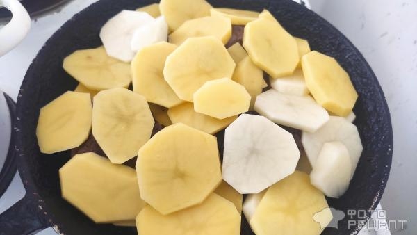 Рецепт: Говядина тушеная - с картофелем, белыми грибами и молоком