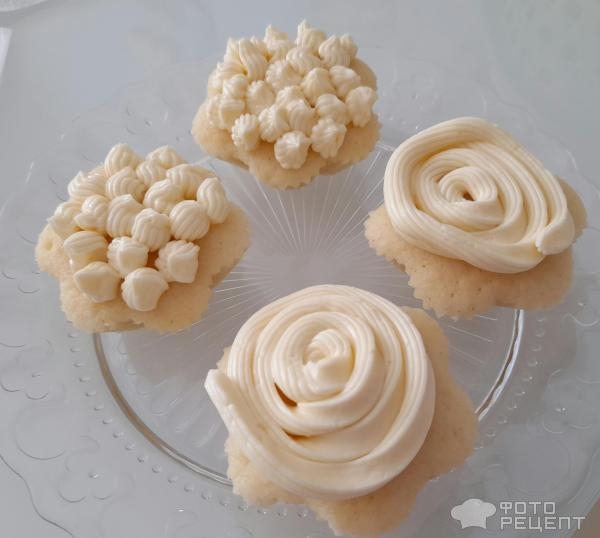 Рецепт: Торт "Кошечка" на день рождения девочке - Бисквитный торт "Кошечка" с масляным кремом и черешней. И кексы "Кошачьи лапки". Рецепт: Торт "Кошечка" на день рождения девочке - Бисквитный торт "Кошечка" с масляным кремом и черешней. И кексы "Кошачьи лапки".