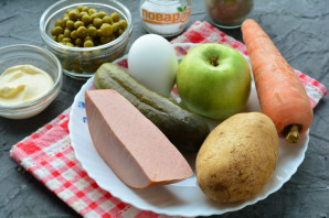 "Оливье" с яблоком и колбасой "Оливье" с яблоком и колбасой