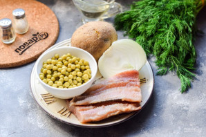 Салат из селедки с луком и горошком