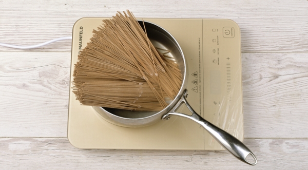 Салат из гречневой лапши с огурцами, редисом, арахисом и соевой заправкой, пошаговый рецепт с фото Салат из гречневой лапши с огурцами, редисом, арахисом и соевой заправкой, пошаговый рецепт с фото