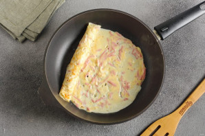 Рулетики из яйца, колбасы и сыра Рулетики из яйца, колбасы и сыра