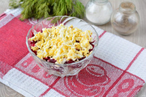 Салат с консервированной сайрой и яйцами Салат с консервированной сайрой и яйцами