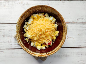 Салат с помидорами, сыром и чесноком Салат с помидорами, сыром и чесноком