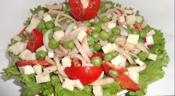 Салат с кальмарами, брынзой и зелёным горошком, пошаговый рецепт с фото Салат с кальмарами, брынзой и зелёным горошком, пошаговый рецепт с фото