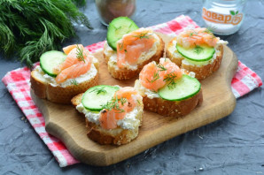 Бутерброды с рикоттой и красной рыбой Бутерброды с рикоттой и красной рыбой
