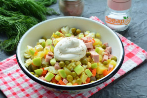 "Оливье" с яблоком и колбасой "Оливье" с яблоком и колбасой