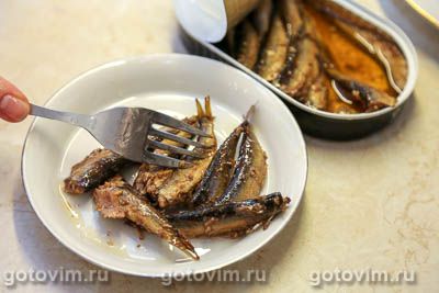 Салат «Муравейник» из картофельной соломки со шпротами Салат «Муравейник» из картофельной соломки со шпротами