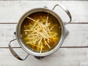 Суп с лапшой и куриными сердечками