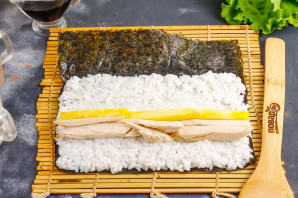 Роллы с курицей и ананасом Роллы с курицей и ананасом