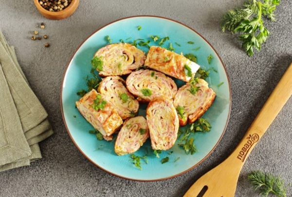 Рулетики из яйца, колбасы и сыра Рулетики из яйца, колбасы и сыра