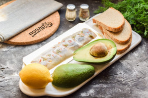 Бутерброды с авокадо и селедкой Бутерброды с авокадо и селедкой