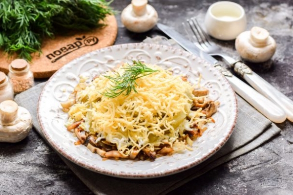 Слоеный салат с шампиньонами и сыром
