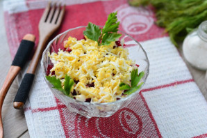 Салат с консервированной сайрой и яйцами Салат с консервированной сайрой и яйцами