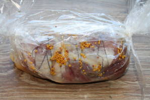 Рулет из свинины в духовке в рукаве