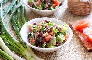 Салат с фасолью и консервированной горбушей Салат с фасолью и консервированной горбушей