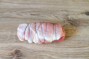 Рулет из свинины в духовке в рукаве