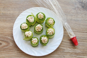 Рулетики из огурцов с креветками Рулетики из огурцов с креветками