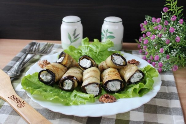 Рулетики из баклажанов с творогом и грецкими орехами