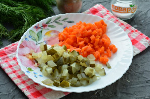 "Оливье" с яблоком и колбасой "Оливье" с яблоком и колбасой