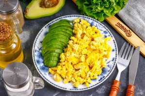 Скрэмбл с авокадо