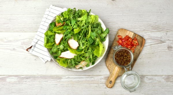 Салат с грудкой цыпленка, яйцом-пашот и соевым дрессингом, пошаговый рецепт с фото