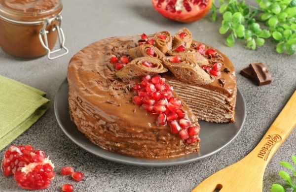 Шоколадный блинный торт с творожным кремом