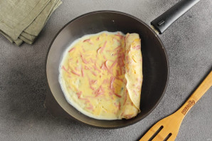 Рулетики из яйца, колбасы и сыра Рулетики из яйца, колбасы и сыра