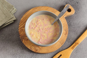 Рулетики из яйца, колбасы и сыра Рулетики из яйца, колбасы и сыра