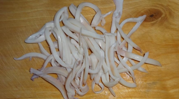 Салат с кальмарами, брынзой и зелёным горошком, пошаговый рецепт с фото Салат с кальмарами, брынзой и зелёным горошком, пошаговый рецепт с фото