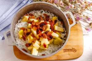Рисовая каша с яблоками и изюмом Рисовая каша с яблоками и изюмом