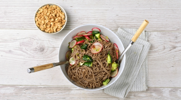 Салат из гречневой лапши с огурцами, редисом, арахисом и соевой заправкой, пошаговый рецепт с фото Салат из гречневой лапши с огурцами, редисом, арахисом и соевой заправкой, пошаговый рецепт с фото