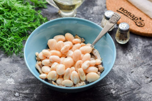 Салат из рыбных консервов с фасолью