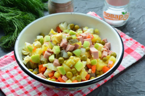 "Оливье" с яблоком и колбасой "Оливье" с яблоком и колбасой