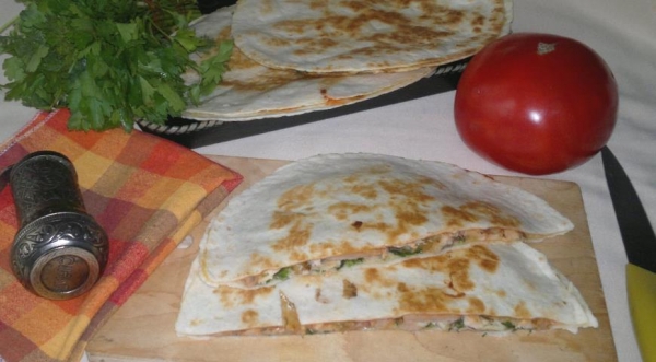 Кесадилья с курицей и острым соусом, пошаговый рецепт с фото