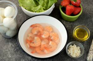 Салат с креветками и клубникой