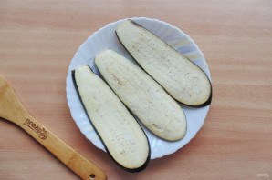 Рулетики из баклажанов с творогом и грецкими орехами