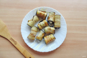 Рулетики из баклажанов с творогом и грецкими орехами