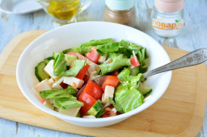 Салат с фетаксой и крабовыми палочками