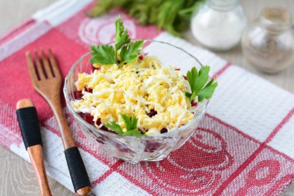 Салат с консервированной сайрой и яйцами Салат с консервированной сайрой и яйцами