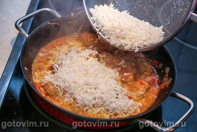 Рис с жареными колбасками и овощами Рис с жареными колбасками и овощами