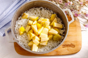 Рисовая каша с яблоками и изюмом Рисовая каша с яблоками и изюмом