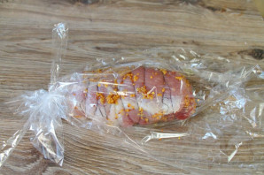 Рулет из свинины в духовке в рукаве