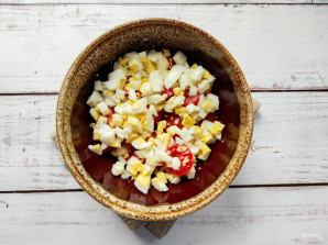 Салат с помидорами, сыром и чесноком Салат с помидорами, сыром и чесноком