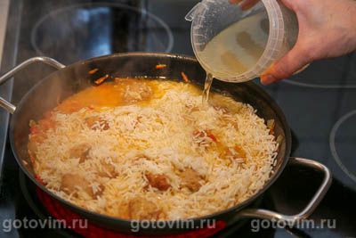 Рис с жареными колбасками и овощами Рис с жареными колбасками и овощами